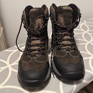 Cabela’s mens thinsulate ultra dry plus snow runner hiking/snow boots 9.5 D